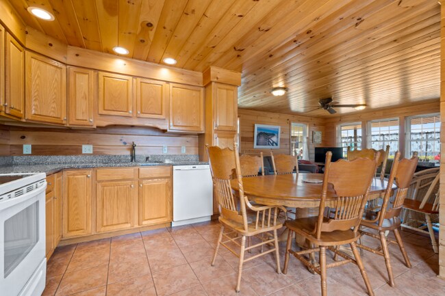 Building Photo - 2 Traynor St