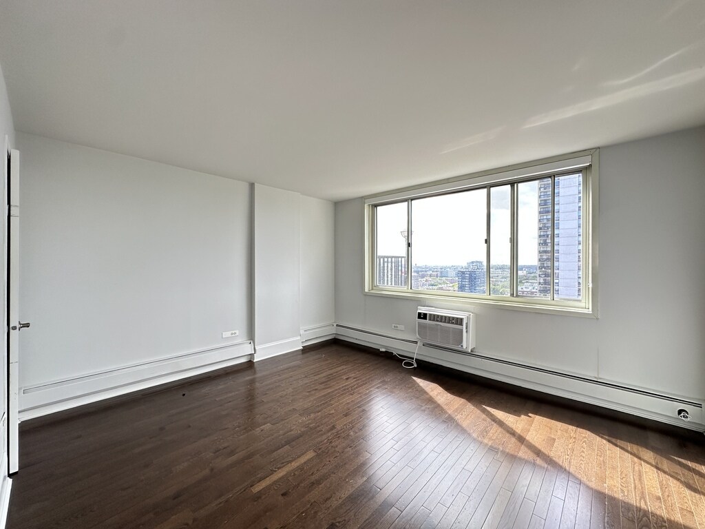 Building Photo - 1335 N Dearborn St