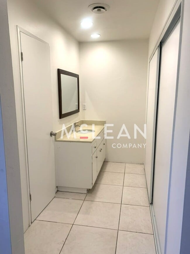Building Photo - Pet Friendly Three Bedroom Home in Beautif...
