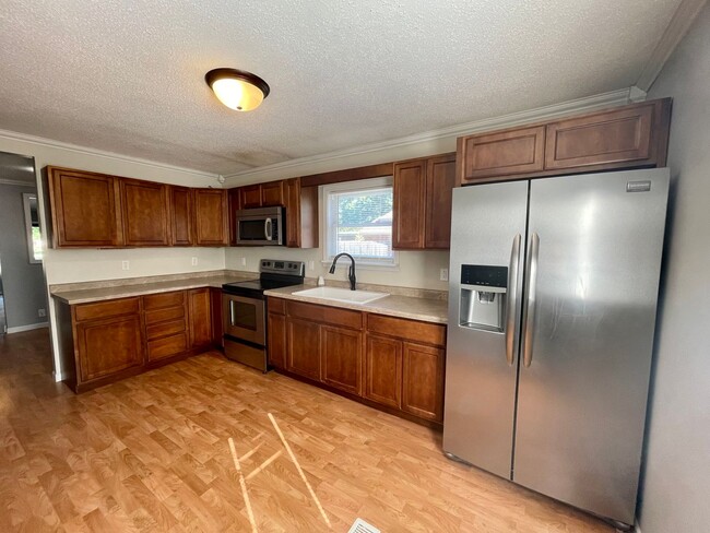 Building Photo - Charming 3-Bedroom, 1.5-Bath Home with Pri...