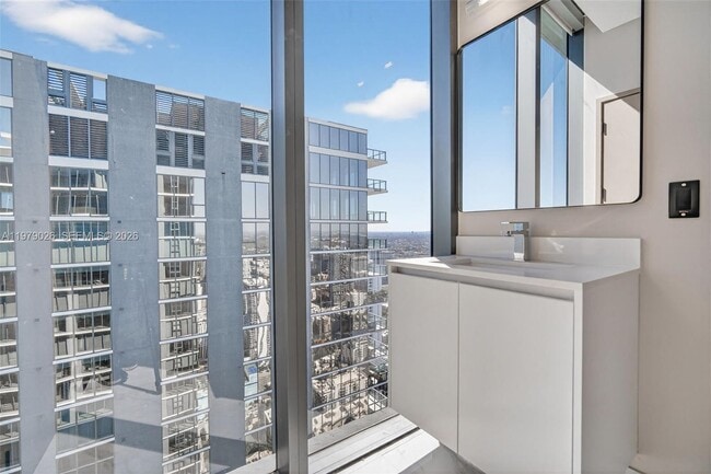 Building Photo - 700 NE 24th St