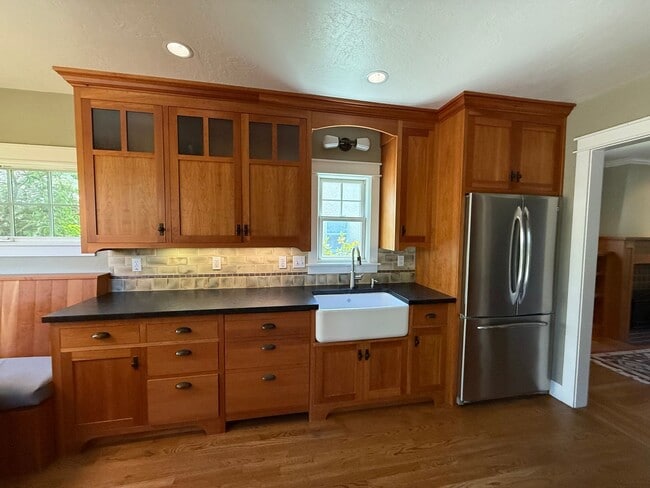 Building Photo - 2 Bedroom 1 Bathroom Updated Single Family...
