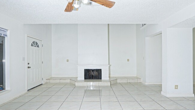 Building Photo - 10920 Village Bend Ln