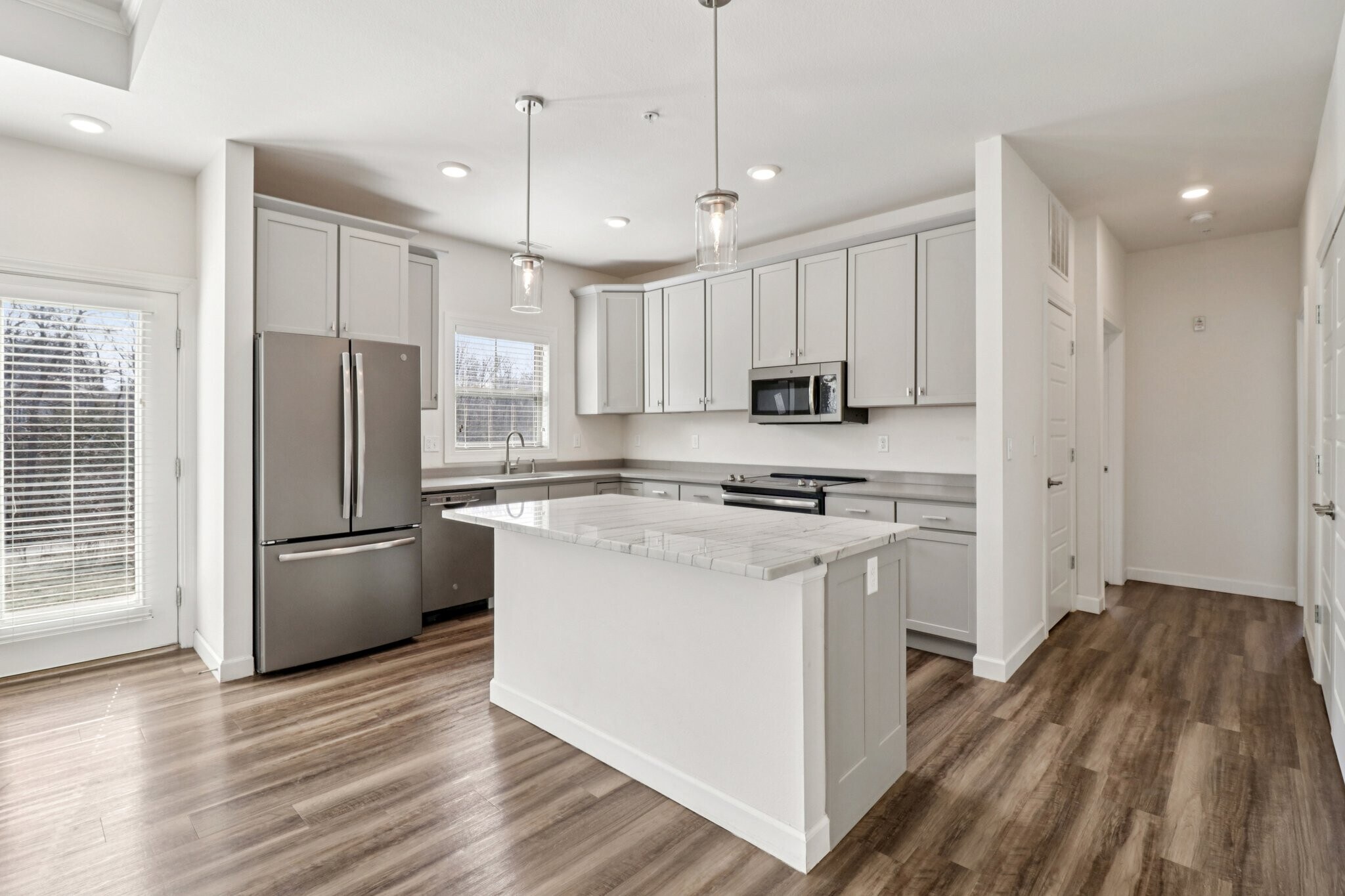 Building Photo - 9776 Montclaire Dr