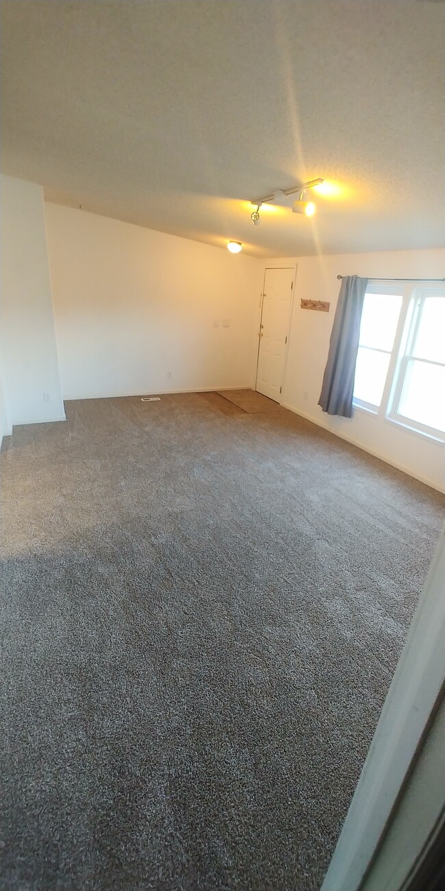 Building Photo - 333 Longbow Dr E