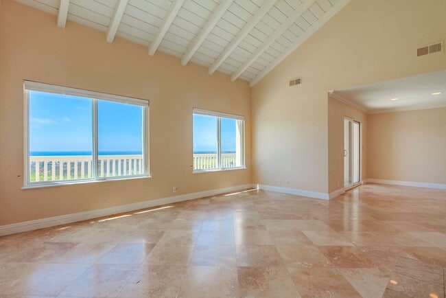 Building Photo - Fantastic ocean views in this spectacular ...