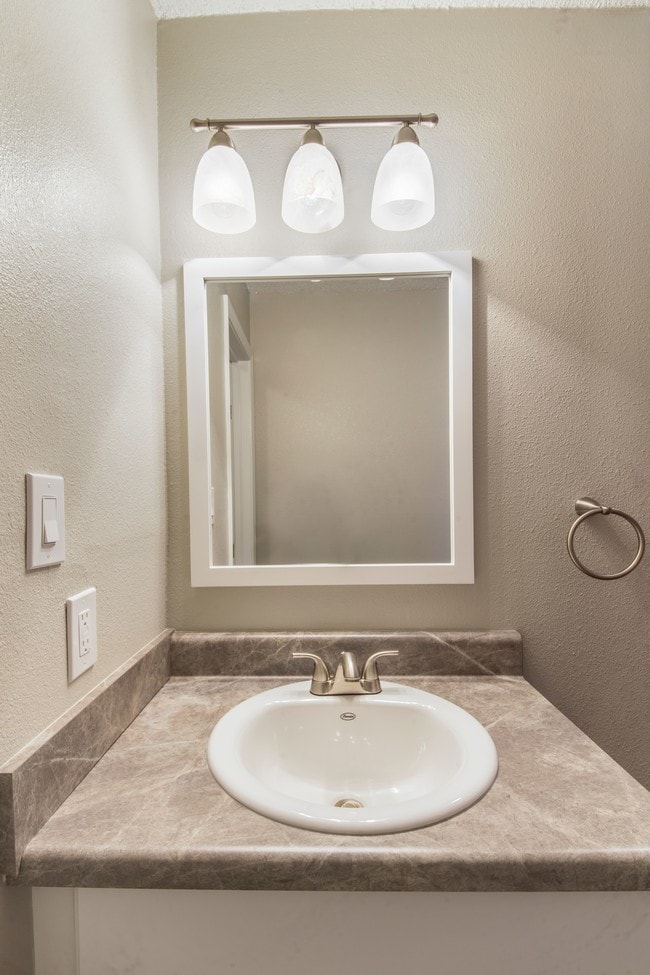 Renovated Studio Vanity - Linx Plaza Apartments