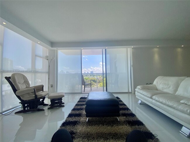 Building Photo - 3731 N Country Club Dr