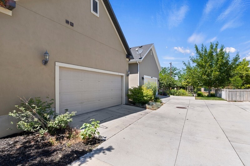 Building Photo - 10213 Sacramento Way