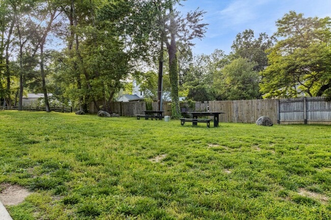Building Photo - 1 Bedroom Condo Walking distance to Univer...