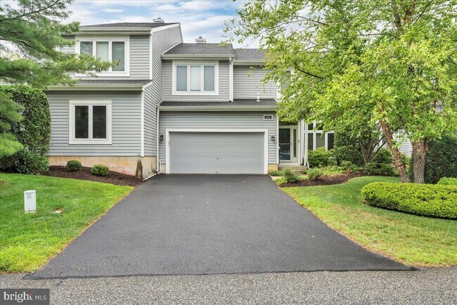 Building Photo - 1202 Champlain Dr
