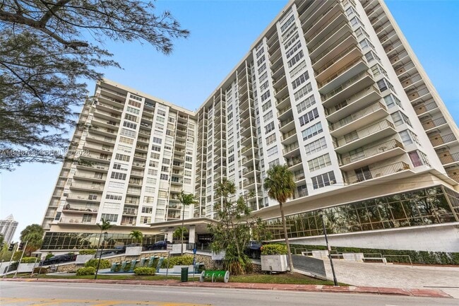 Building Photo - 4101 Pine Tree Dr