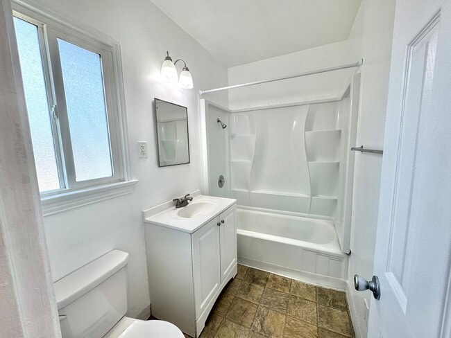 Building Photo - An apartment with character! Hardwood floors, built-ins - TOP FLOOR - 1 Bed / 1 Bath!