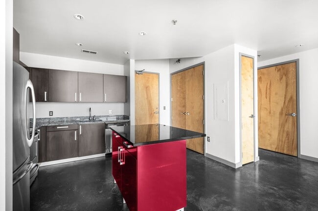 Building Photo - Awesome 1BE/1BA Condo in the Gulch w/2-res...