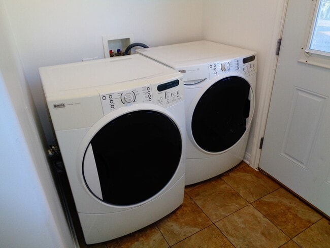 Building Photo - 2 Bedroom 1 Bath Remodeled House for Rent ...