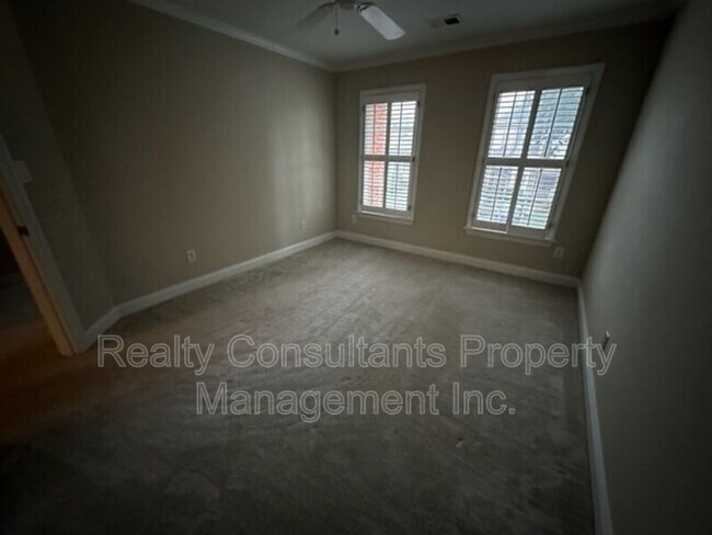 Building Photo - 11 Park Village Ln