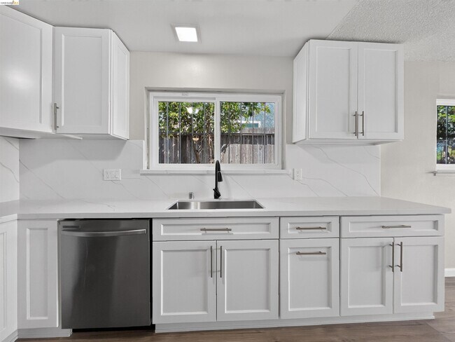 Building Photo - 909 Mini Dr