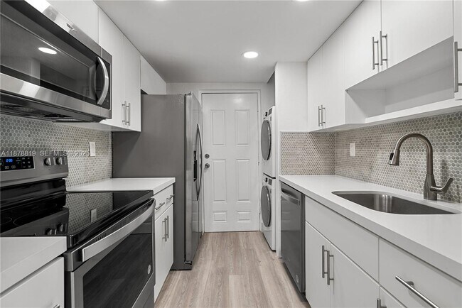 Building Photo - 8305 Crespi Blvd