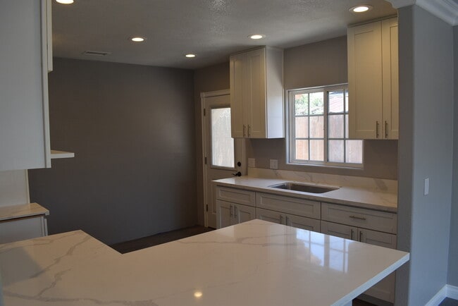Building Photo - 3128 Marlborough Ave