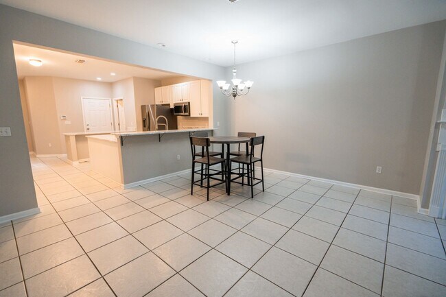 Building Photo - Beautiful 3 Bedroom 2 1/2 Bath Condo