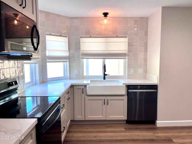 Building Photo - 4924 E Hillery Dr