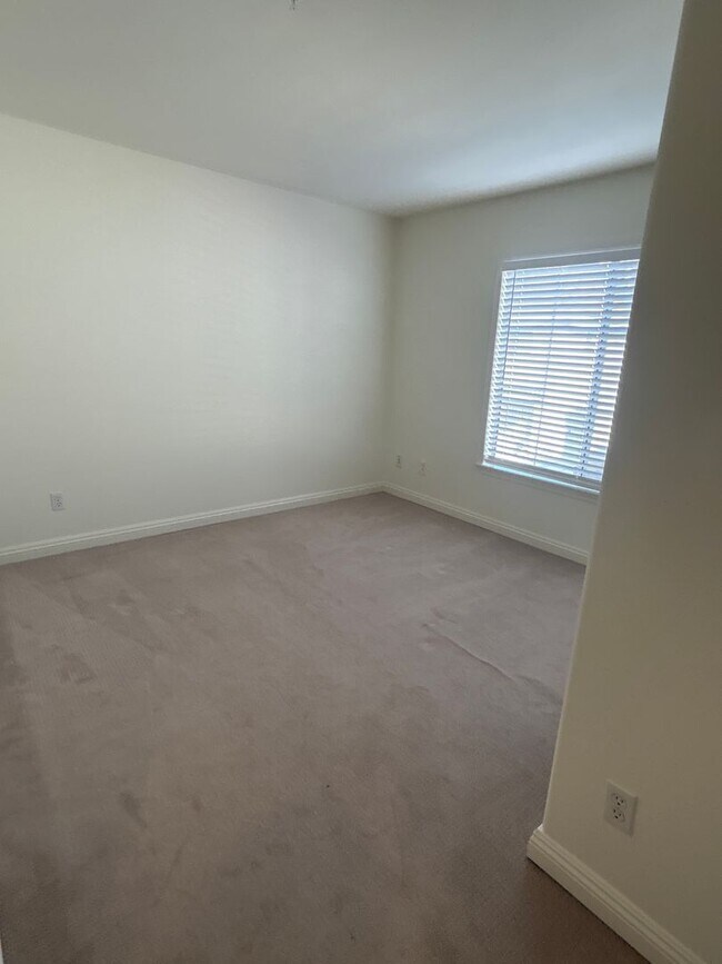 Building Photo - Cozy 2-bedroom Suites Condo in the most de...