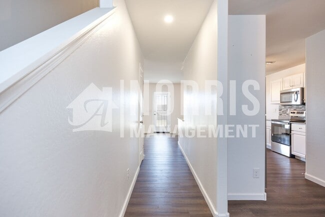 Building Photo - Beautiful Large Home Very Close to Freeway