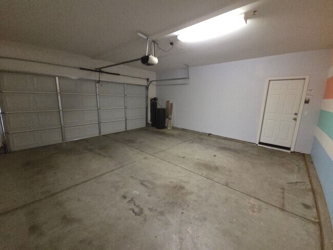 Building Photo - Gorgous 3 Bedroom 2/5 Bath home in HOA