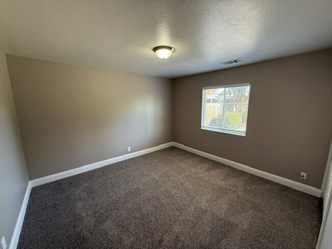 Building Photo - Charming 3 Bedroom, 1 Bath home in the Cam...