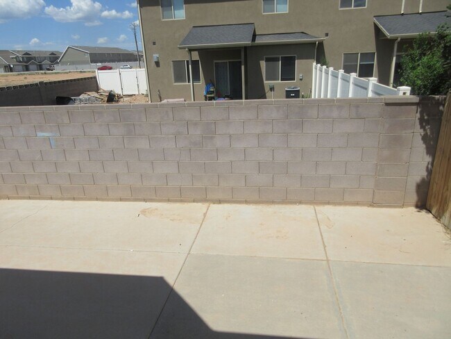 Building Photo - Move-In Bonus!!! 5 bedroom, 3 bath Single Family Home