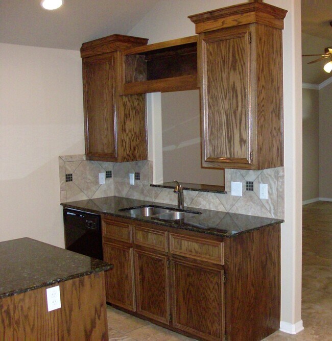 Building Photo - Available 7/13/26 Charming 2 Bed / 2 Bath Duplex Near Bunny