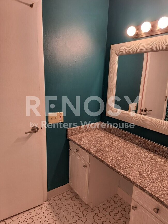 Building Photo - Available June 10th 2 Bedroom 1 Bath Condo in Minneapolis