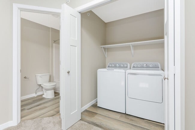 Building Photo - 3bd 3ba 2 car gar END UNIT avail now