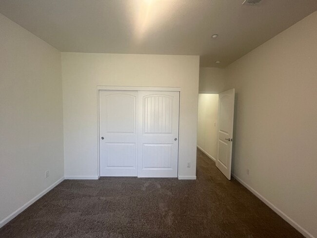 Building Photo - 4 Bedroom 2, Bath, 2900 sqft. w/t Separate 1 Bedroom 1 Bath Guest Quarters for Lease.