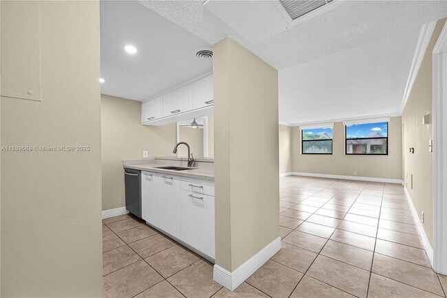 Building Photo - 8120 Geneva Ct