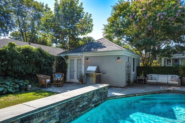 Building Photo - 10 Henry St