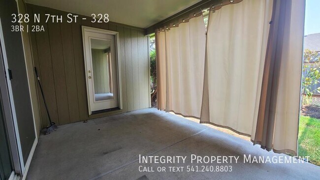 Building Photo - 328 N 7th St