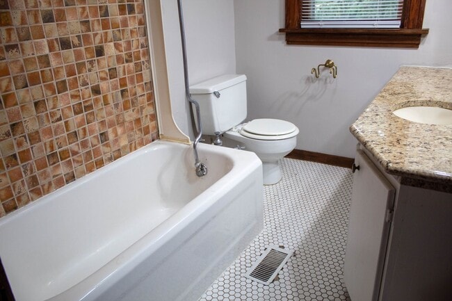 Building Photo - AVAILABLE FOR AUGUST 2026!  Large house ne...