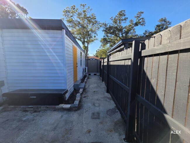 Building Photo - 1100 Beverly Ave NW