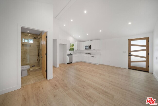 Building Photo - 6835 Yolanda Ave