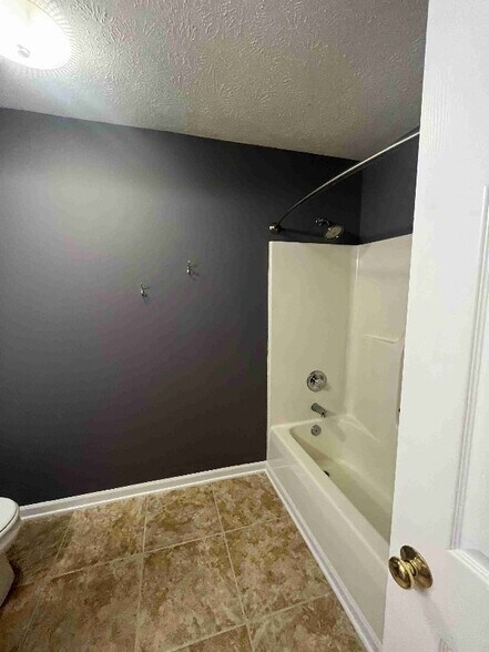 Building Photo - 580 Woodington Rd