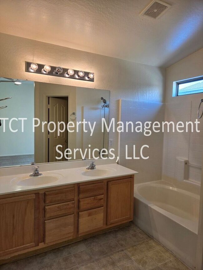 Building Photo - Great 2 Bed, 2 Bath with Open Floor Plan!