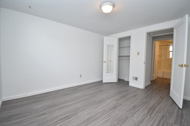Building Photo - Great location, two blocks south of downto...