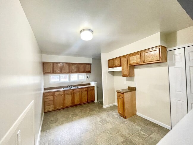 Building Photo - 3 Bed -1 Bath Single Family in Elyria