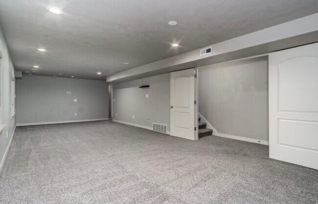 Building Photo - 13141 S Woods Park Dr