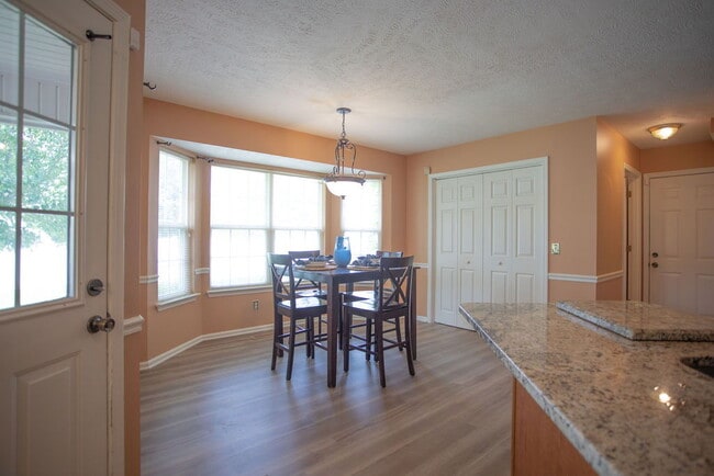 Building Photo - "Charming 4-Bedroom Retreat with Guest Suite & 3 Baths in Murfreesboro!"