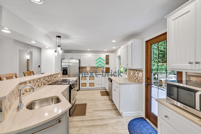 Building Photo - A fabulous 3 bedroom and 3.5 bathroom house