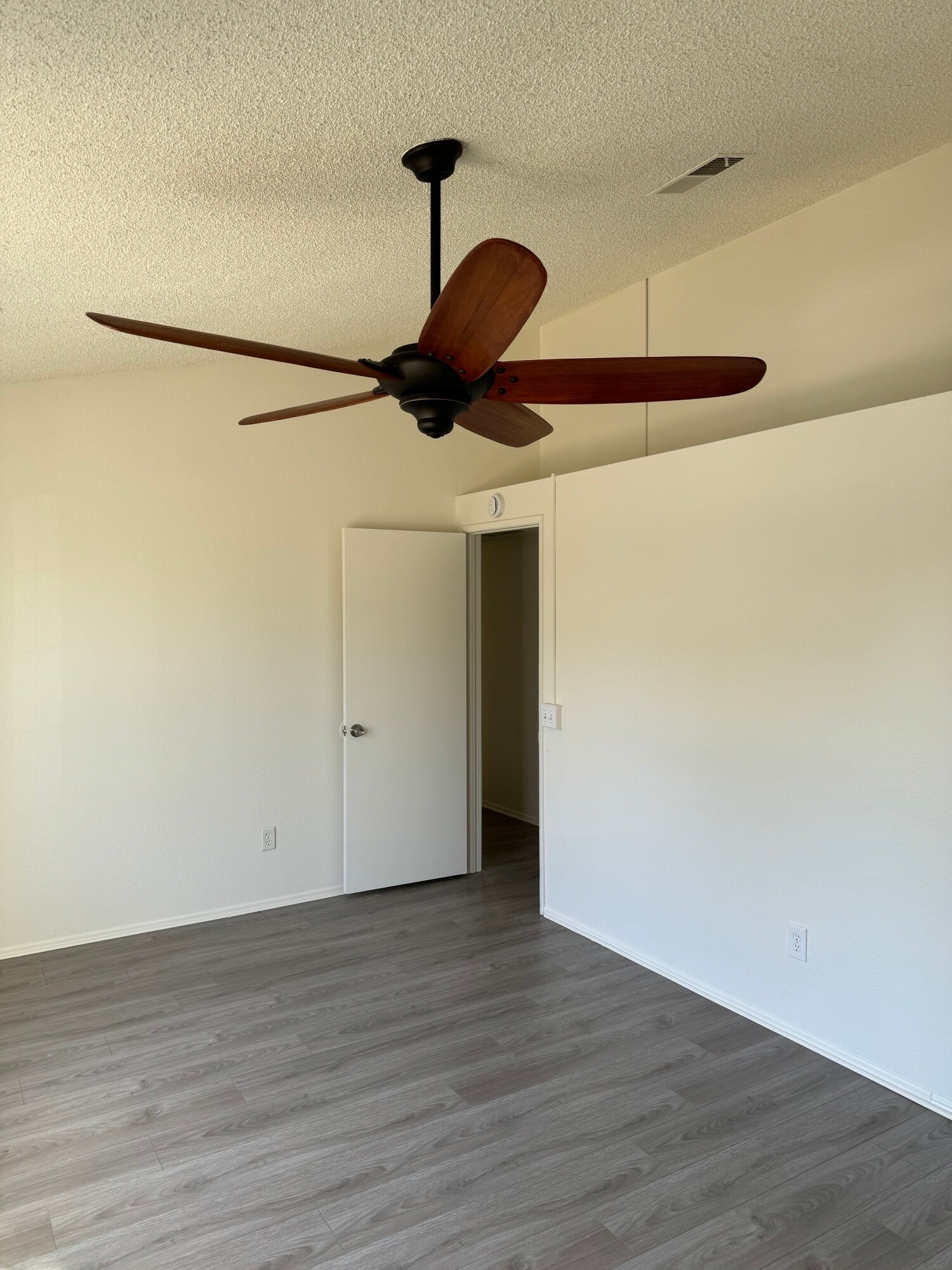 Building Photo - 37413 Norwich Dr