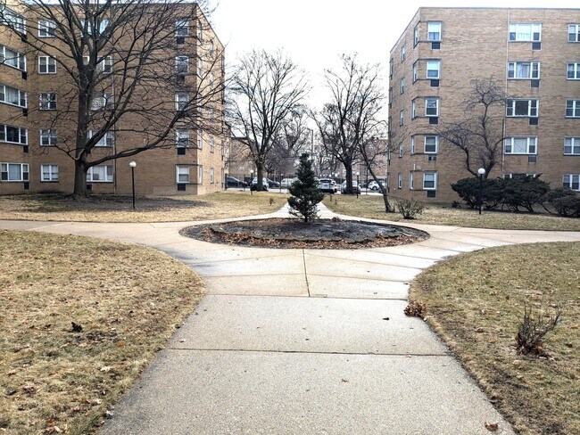 Building Photo - 2035 W Granville Ave