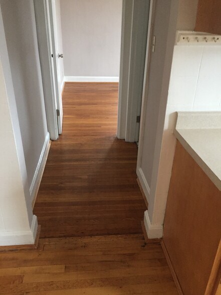 Building Photo - 3095 Glenmore Ave